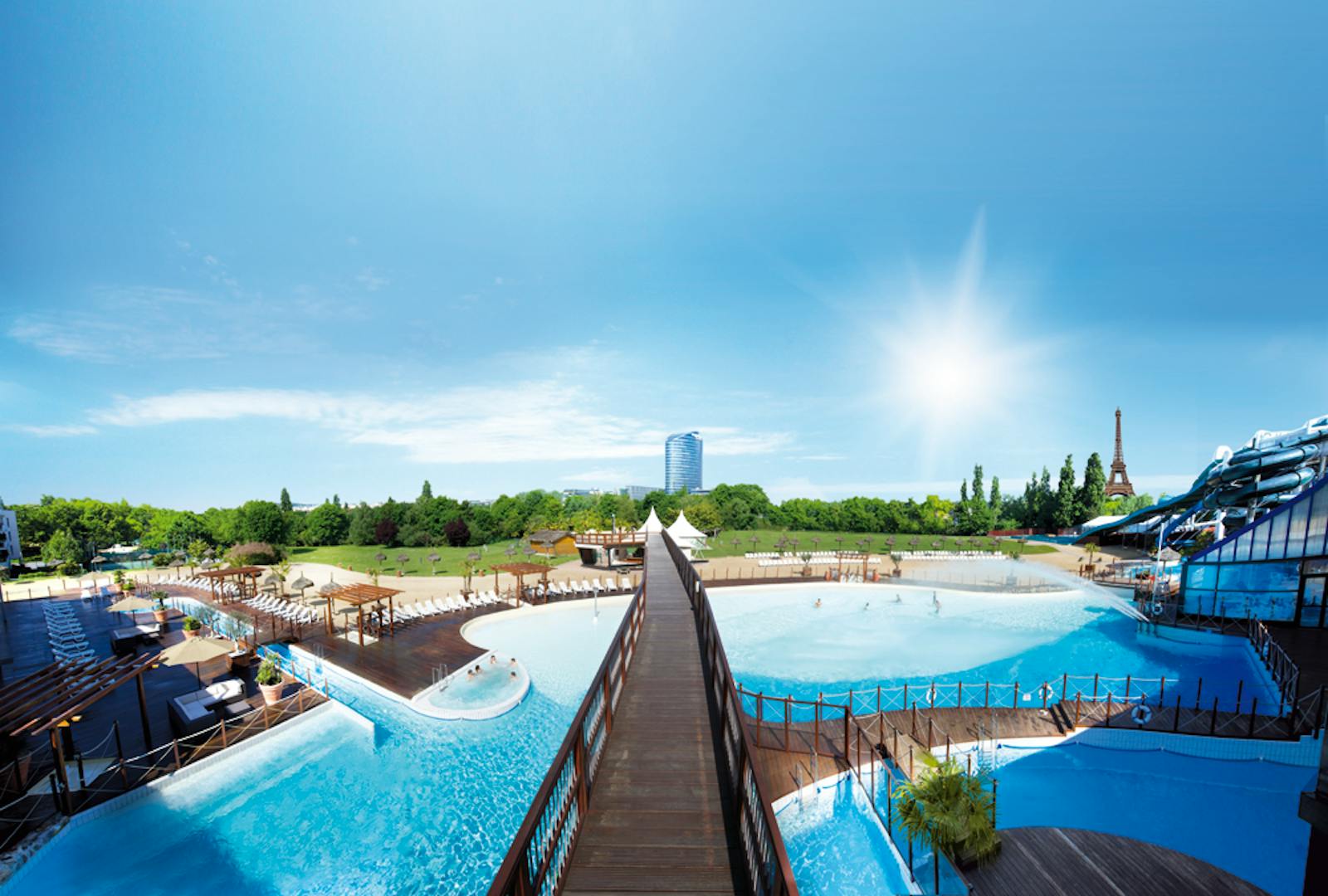 Panoramabilde av Aquaboulevard med bassenger og vassklier